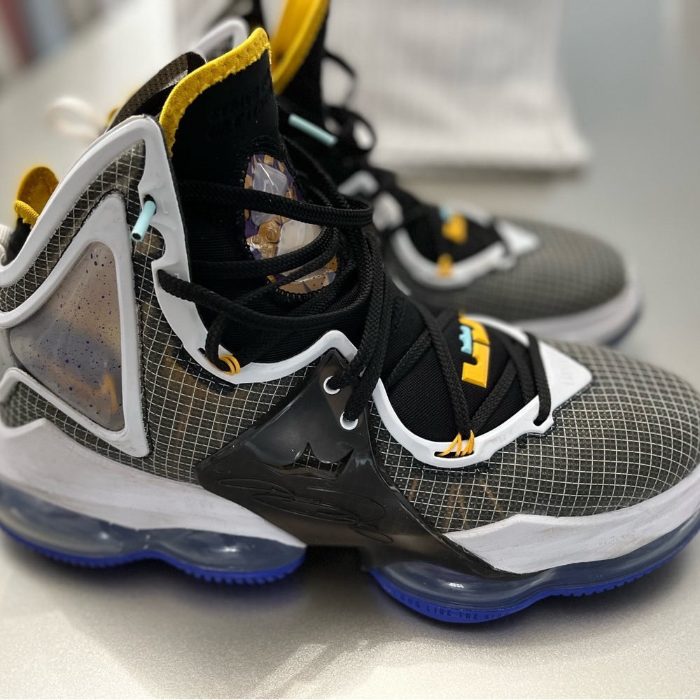 Mens Labron Basketball sneakers in size 10